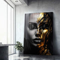 Quadro Decorativo Contemporâneo Rosto Metade Dourado e Metade Preto e Branco - quadros decorativos para sala 1 Tela Vertical, 3 Telas - em ambiente decorado