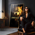 Lobo dourado rugindo com a palavra Execução em letras metálicas sobre fundo preto, quadro decorativo