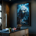 Águia azul de olhar intenso entre raios elétricos com a frase Foco em branco, quadro decorativo
