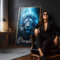 Leão azul de olhos brilhantes com relâmpagos e frase Disciplina em letra cursiva, quadro decorativo
