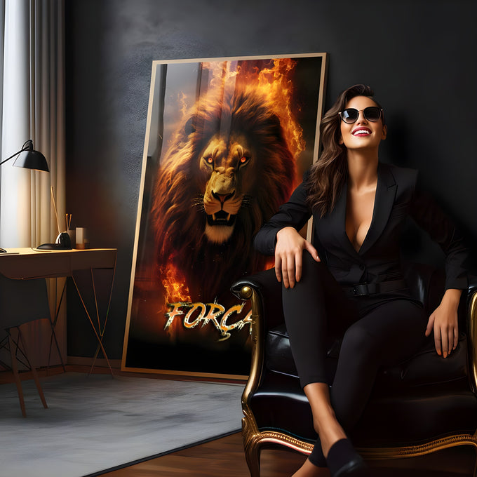 Leão de juba volumosa e olhos brilhantes envolto em chamas com a palavra Força, quadro decorativo