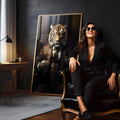 Tigre de terno marrom e gravata sentado em poltrona barroca sobre fundo escuro, quadro decorativo
