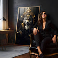 Lobo de terno escuro sentado em trono barroco dourado sobre fundo preto, quadro decorativo