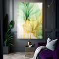 Duas folhas translúcidas em verde e amarelo com nervuras douradas em estilo aquarela, quadro decorativo