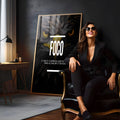 Águia em close com olhos amarelos e frase Foco sobre fundo preto, quadro decorativo