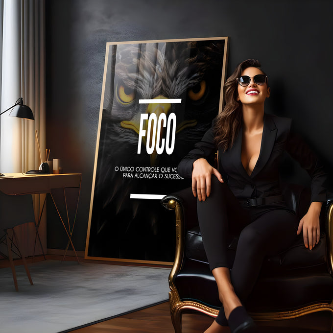 Águia em close com olhos amarelos e frase Foco sobre fundo preto, quadro decorativo
