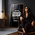 Lobo de olhos amarelos em fundo escuro com frase Execução deixe de falar e comece a fazer quadro decorativo