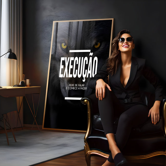 Lobo de olhos amarelos em fundo escuro com frase Execução deixe de falar e comece a fazer quadro decorativo
