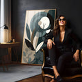 Folhas estilizadas e lua branca em azul petróleo, bege e preto, arte botânica abstrata, quadro decorativo
