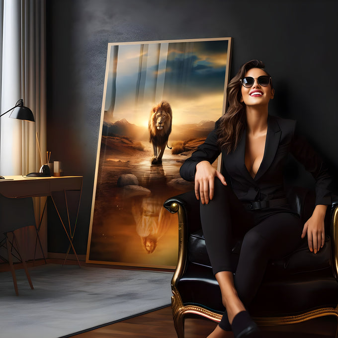 Leão caminhando ao pôr do sol com reflexo de Jesus na água em tons dourados, quadro decorativo
