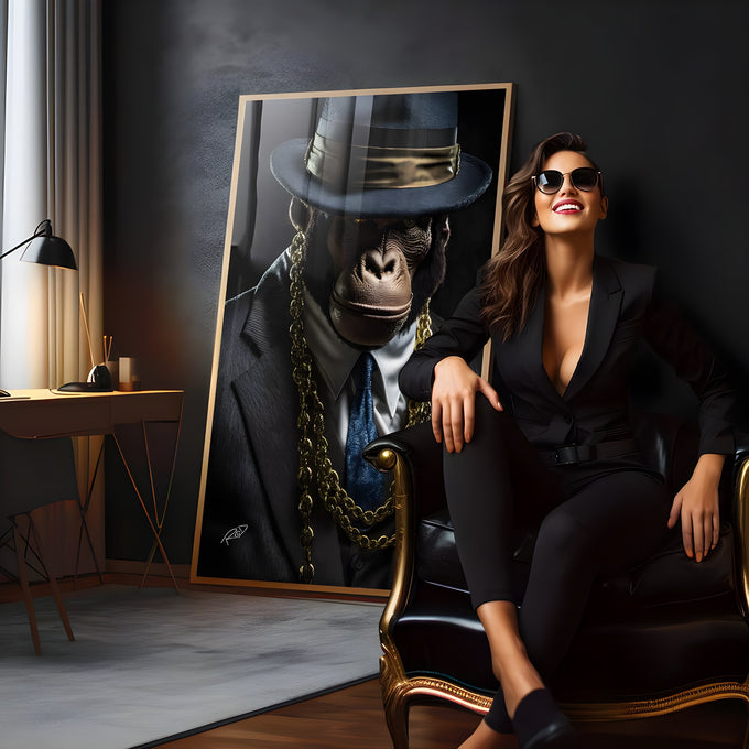 Macaco de terno, chapéu, gravata azul e correntes douradas em fundo preto, quadro decorativo