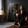 Gorila de terno escuro, chapéu fedora e correntes douradas sobre fundo preto, quadro decorativo
