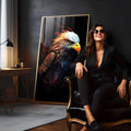 Águia de cabeça branca de perfil com traços de fogo laranja em fundo preto, quadro decorativo