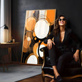 Círculos abstratos sobrepostos em laranja, branco, preto e marrom com linhas finas, quadro decorativo