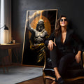 Estátua de Zeus musculoso erguendo raio com manto dourado e halo laranja em fundo preto, quadro decorativo