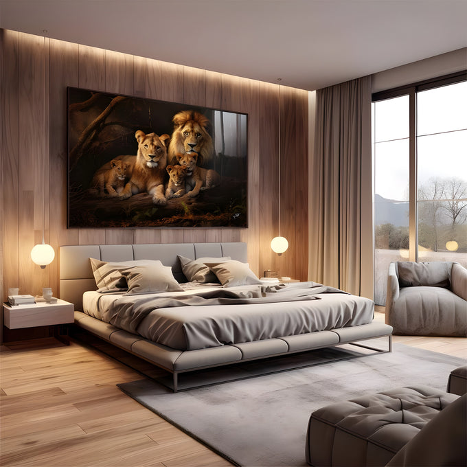 Leão, leoa e três filhotes deitados sobre tronco em floresta escura, tons dourados, quadro decorativo