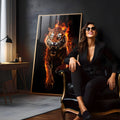 Tigre rugindo avançando envolto em chamas laranja sobre fundo preto, quadro decorativo