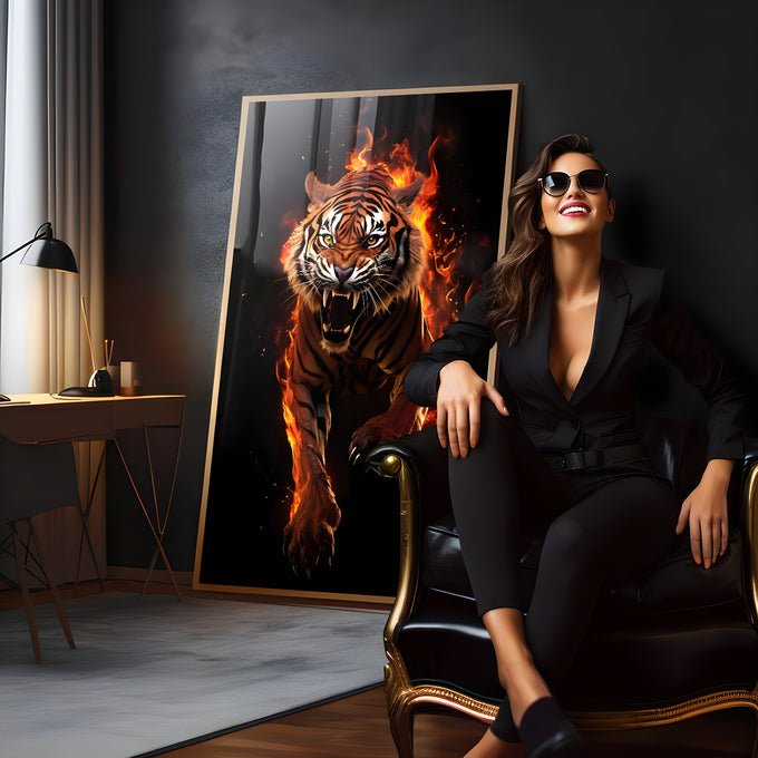 Tigre rugindo avançando envolto em chamas laranja sobre fundo preto, quadro decorativo