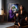 Coringa de terno roxo abraçando Arlequina sob chuva neon colorida, estilo pop art, quadro decorativo