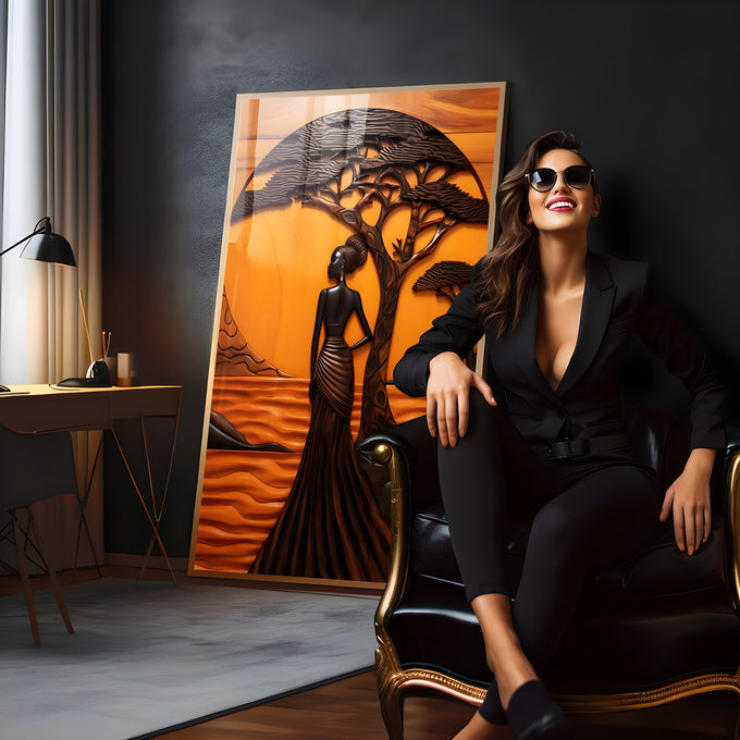 Mulher negra africana entalhada em madeira sob acácia e grande sol laranja na savana, quadro decorativo