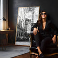 Rua de Paris em preto e branco com Torre Eiffel, carros antigos e mulher vintage, quadro decorativo