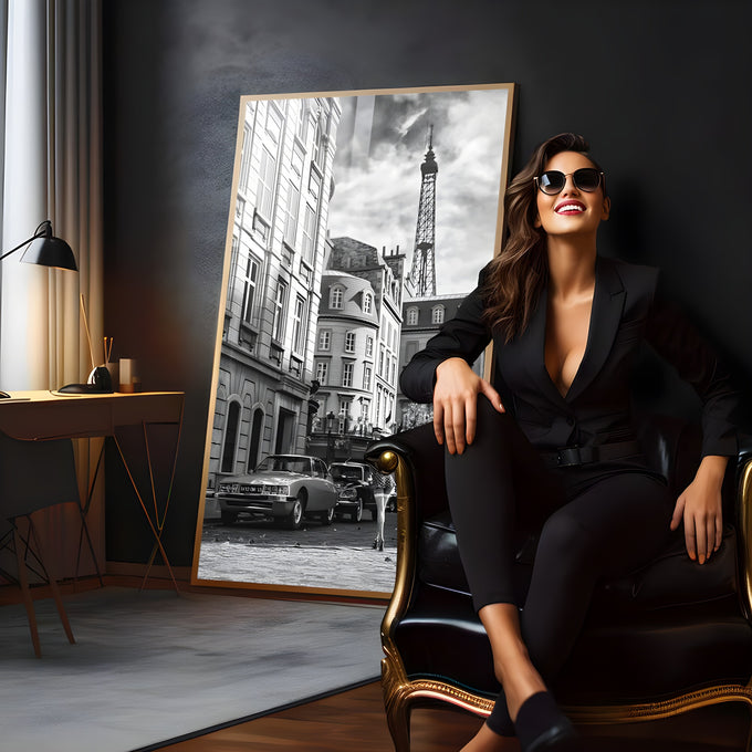 Rua de Paris em preto e branco com Torre Eiffel, carros antigos e mulher vintage, quadro decorativo