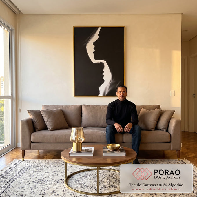 Quadro Decorativo Beijo Eterno: Emoção em Preto e Branco em sala de estar moderna - quadros decorativos para sala