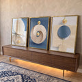 Quadro Decorativo: Luxo de Madeira & Ouro - Encanto Moderno em ambiente decorado - quadros decorativos para sala