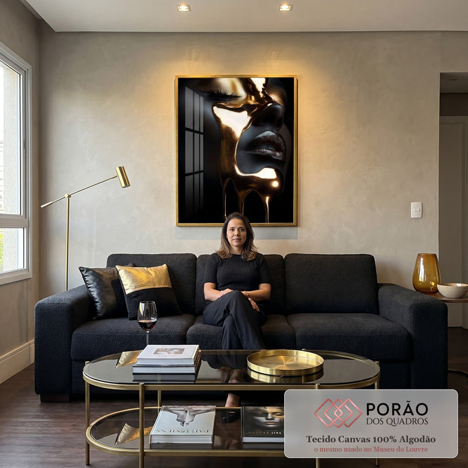 Quadro Decorativo Abstrato Mulher em Tons Dourados em sala de estar moderna - quadros decorativos para sala