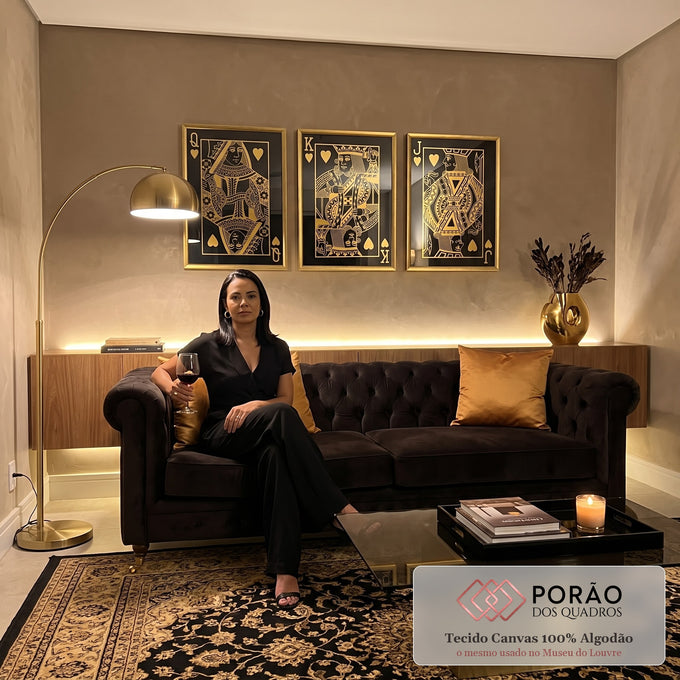 Quadro Decorativo Luxo em Cartas: Toque de Ouro em sala de estar moderna - quadros decorativos para sala