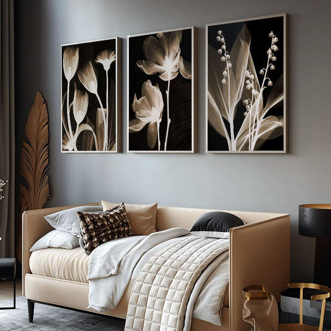 Quadro Decorativo Flores Monocromáticas: Elegância e Harmonia - quadros decorativos para sala 1 Tela Vertical, 3 Telas - em ambiente decorado