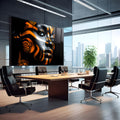 Rosto de mulher negra com pintura corporal em listras laranja e prata sobre fundo preto, quadro decorativo