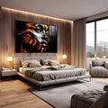 Rosto de mulher negra com pintura corporal em listras laranja e prata sobre fundo preto, quadro decorativo