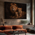 Majestade em Quadro Decorativo de Leões | quadros decorativos para sala | Leão majestoso com leoa e filhote em tons dourados contra fundo negro profundo | Porao dos Quadros