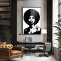 Quadro Decorativo Afro Elegância | quadros decorativos para sala | Retrato de mulher com cabelo afro natural em preto e branco com alto contraste gráfico. | Porao dos Quadros