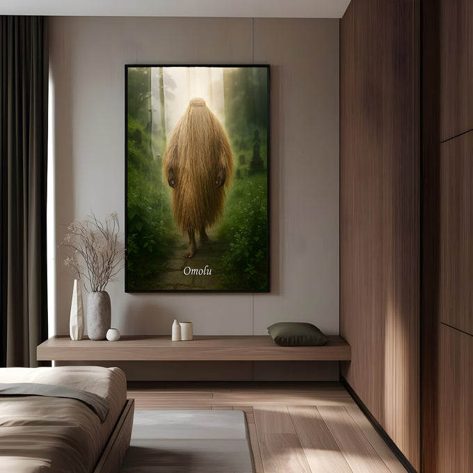Orixá Omolu coberto de palha caminhando em trilha de floresta verde com luz dourada, quadro decorativo