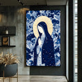 Nossa Senhora em oração com manto azul estrelado, auréola dourada e fundo floral azul, quadro decorativo