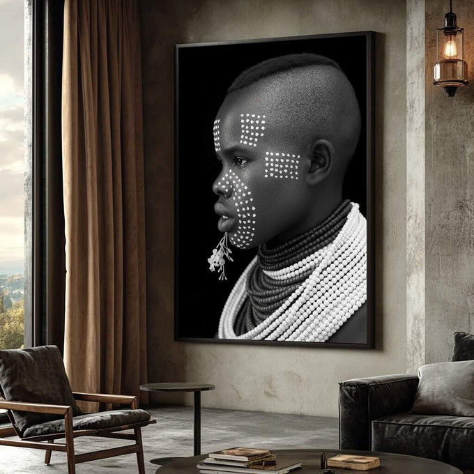 Quadro Decorativo Emoção em Preto e Branco | quadros decorativos para sala | Retrato africano em preto e branco com padrões geométricos pontilhados no rosto e colar de contas. | Porao dos Quadros