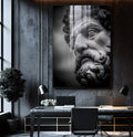 Close de rosto barbudo de estátua grega em pedra, cabelos cacheados, preto e branco, quadro decorativo