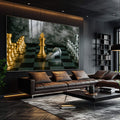 Quadro Decorativo Majestade do Xadrez | quadros decorativos para sala | Peças de xadrez em dourado e prata sobre tabuleiro verde escuro com rainha em destaque e rei caído. | Porao dos Quadros