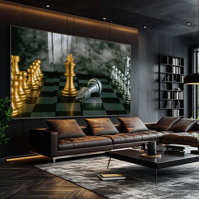 Quadro Decorativo Majestade do Xadrez | quadros decorativos para sala | Peças de xadrez em dourado e prata sobre tabuleiro verde escuro com rainha em destaque e rei caído. | Porao dos Quadros