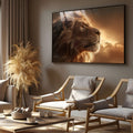 Leão de perfil com juba iluminada por luz dourada do entardecer e nuvens ao fundo, quadro decorativo