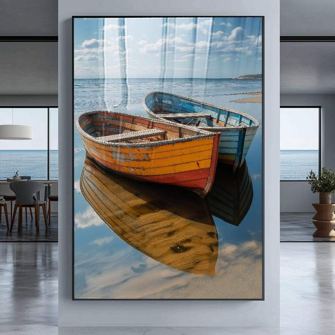 Quadro Decorativo Harmonia de Cores Náuticas | quadros decorativos para sala | Três barcos coloridos flutuando em água cristalina com reflexo perfeito e céu azul ao fundo. | Porao dos Quadros