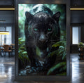 Pantera negra de olhos turquesa entre folhagens da selva sob chuva, quadro decorativo
