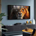 Quadro Decorativo Majestade do Rei da Selva | quadros decorativos para sala | Leão majestoso em tons de ouro e preto com olhos intensos e luminosos | Porao dos Quadros