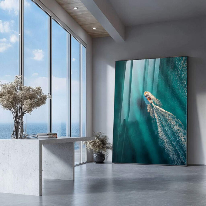 Quadro Decorativo Mar Sereno | quadros decorativos para sala | Barco de pesca com rede estendida sobre águas turquesas vistas de cima | Porao dos Quadros