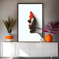 Rosto feminino em perfil surgindo do fundo branco com borboleta laranja na testa, quadro decorativo