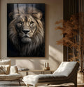 Retrato realista de leão de frente com olhar âmbar e juba marrom sobre fundo escuro, quadro decorativo