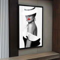 Quadro Decorativo Elegância Feminina | quadros decorativos para sala | Mulher sofisticada em preto e branco com chapéu geométrico branco e lábios vermelhos vibrantes | Porao dos Quadros