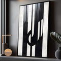 Listras verticais pretas e brancas com curvas geométricas e textura desgastada, quadro decorativo